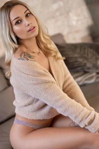 Eva Escort Service Berlin erfahrene schlanke Verführerin für sinnliche Momente voller zärtlicher Zungenküsse im privaten Apartment