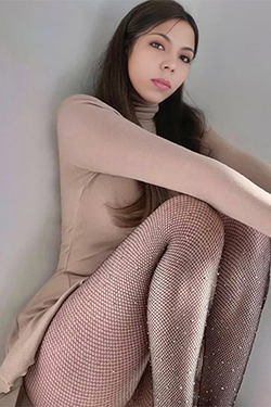 Marisa Escort Berlin sinnliche Schlankschönheit verführt beim heimlichen Flirt mit zarter Fuß Erotik