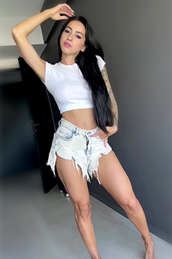 Escort Hure Tenea in Berlin mit üppigen Titten liebt Sex ohne Ende